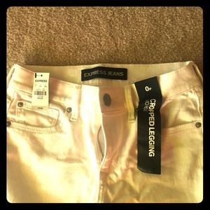 White cropped leggings with distressed bottom